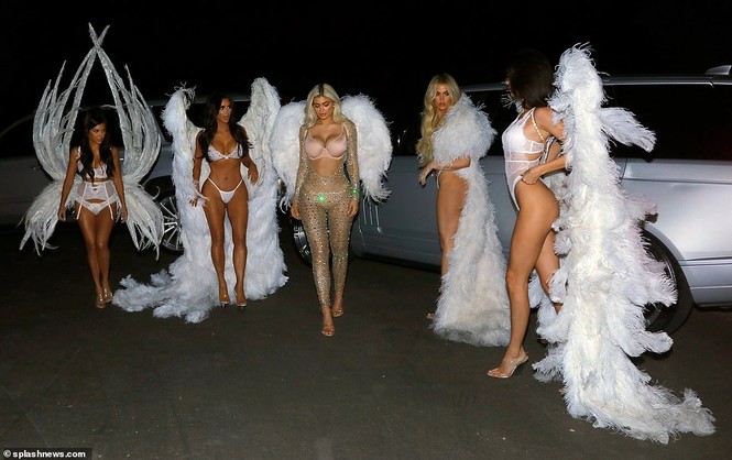Chị em nhà Kim Kardashian hóa thân thành thiên thần nội y - ảnh 7