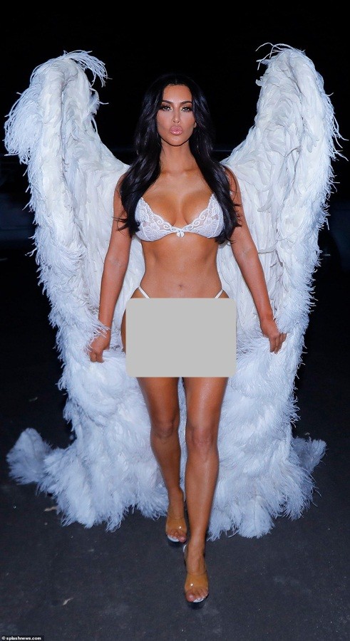 Chị em nhà Kim Kardashian hóa thân thành thiên thần nội y - ảnh 10