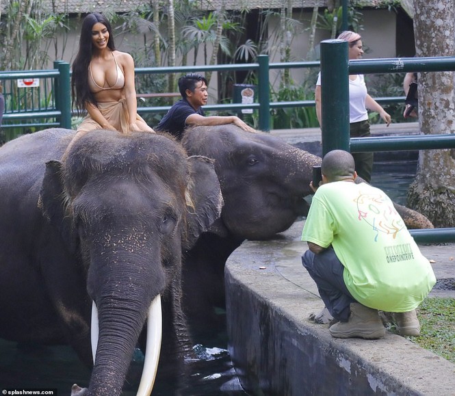 Kim Kardashian diện bikini cưỡi voi ở Bali - ảnh 1