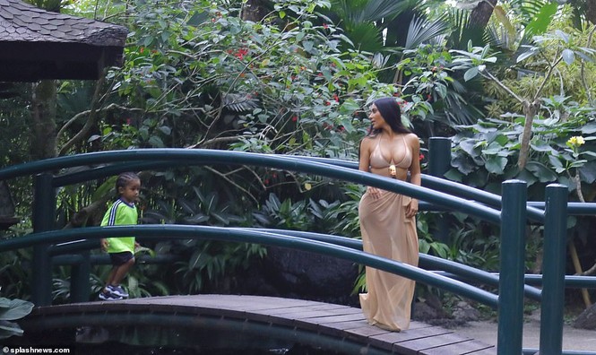 Kim Kardashian diện bikini cưỡi voi ở Bali - ảnh 4