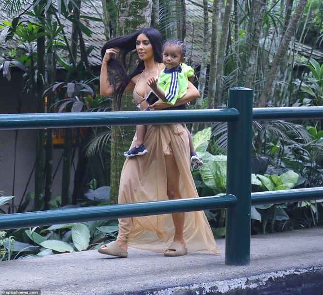 Kim Kardashian diện bikini cưỡi voi ở Bali - ảnh 7