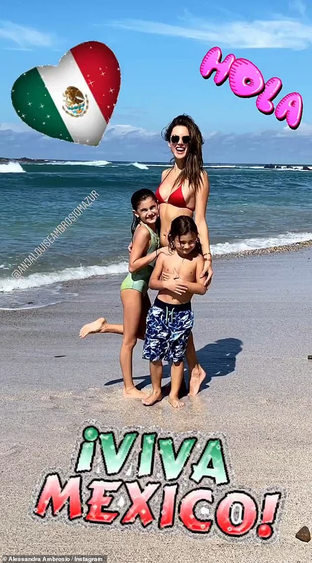Alessandra Ambrosio tung tăng bikini ở Mexico - ảnh 3