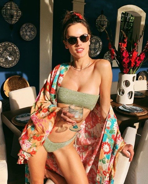 Alessandra Ambrosio tung tăng bikini ở Mexico - ảnh 10