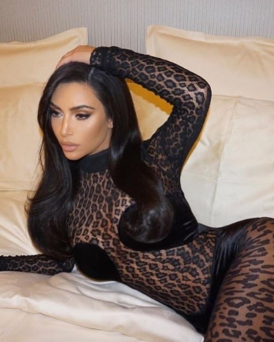Kim Kardashian mặc xuyên thấu táo bạo dạo phố Paris - ảnh 4