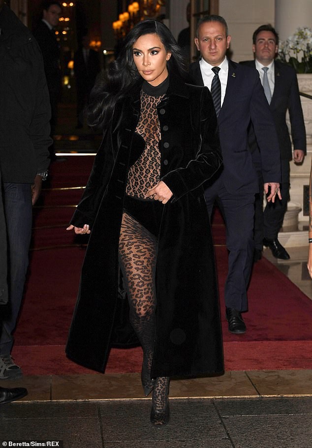 Kim Kardashian mặc xuyên thấu táo bạo dạo phố Paris - ảnh 7