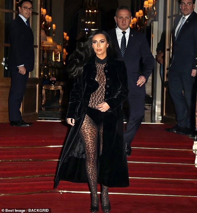 Kim Kardashian mặc xuyên thấu táo bạo dạo phố Paris - ảnh 12