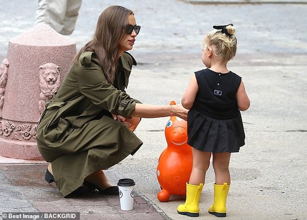 Hậu chia tay, Irina Shayk khoe eo siêu nhỏ, rạng ngời xuống phố - ảnh 5