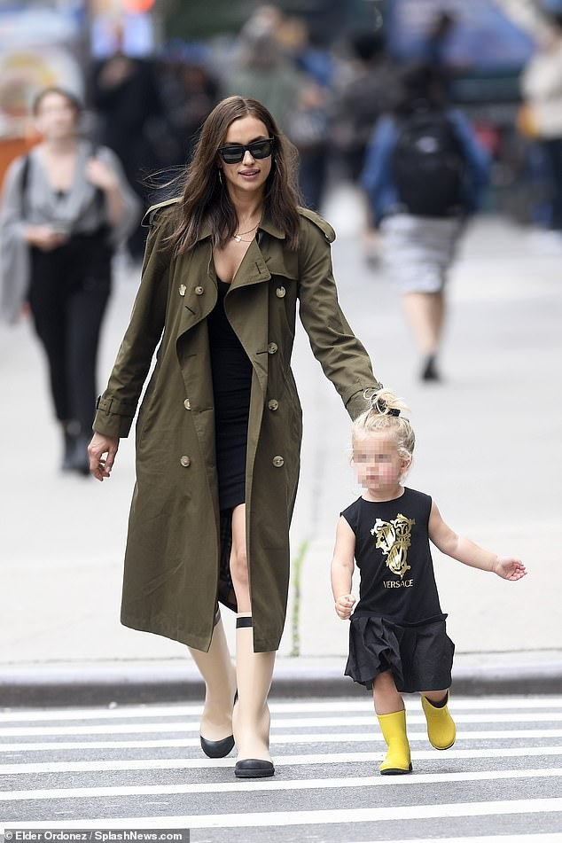 Hậu chia tay, Irina Shayk khoe eo siêu nhỏ, rạng ngời xuống phố - ảnh 7