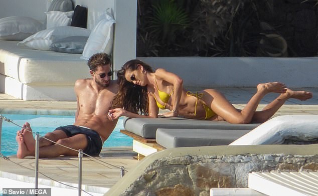 'Chân dài' nóng bỏng Izabel Goulart quấn quýt hôn phu kém 6 tuổi - ảnh 11