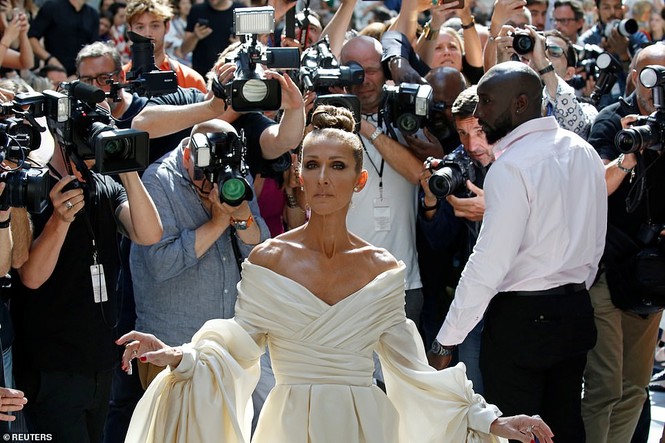 Celine Dion hóa nữ hoàng gợi cảm ở tuổi 51 - ảnh 2
