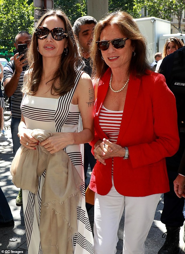 Angelina Jolie quá xinh đẹp quyến rũ trên đường phố Paris - ảnh 5