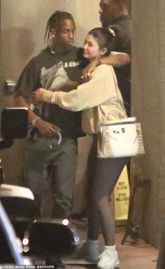 Em út nhà Kardashian thuê siêu du thuyền tổ chức sinh nhật 22 tuổi - ảnh 11