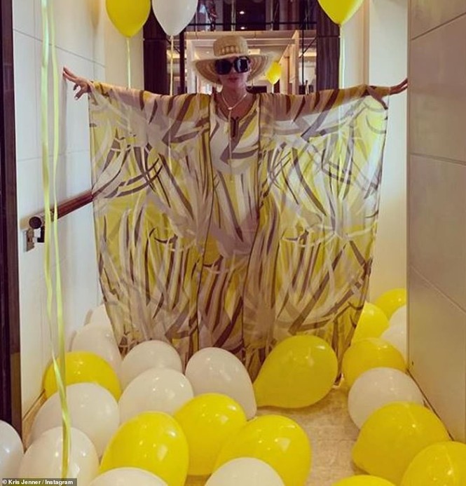 Cô út tỉ phú nhà Kardashian siêu nóng bỏng đón sinh nhật tuổi 22 - ảnh 11