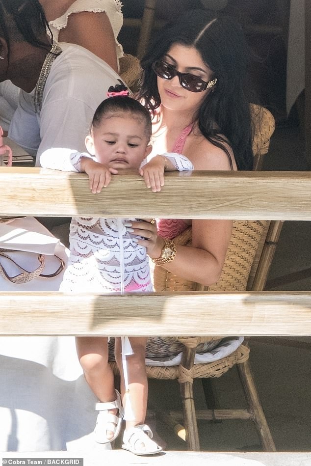 Cô út tỉ phú nhà Kardashian siêu nóng bỏng đón sinh nhật tuổi 22 - ảnh 12
