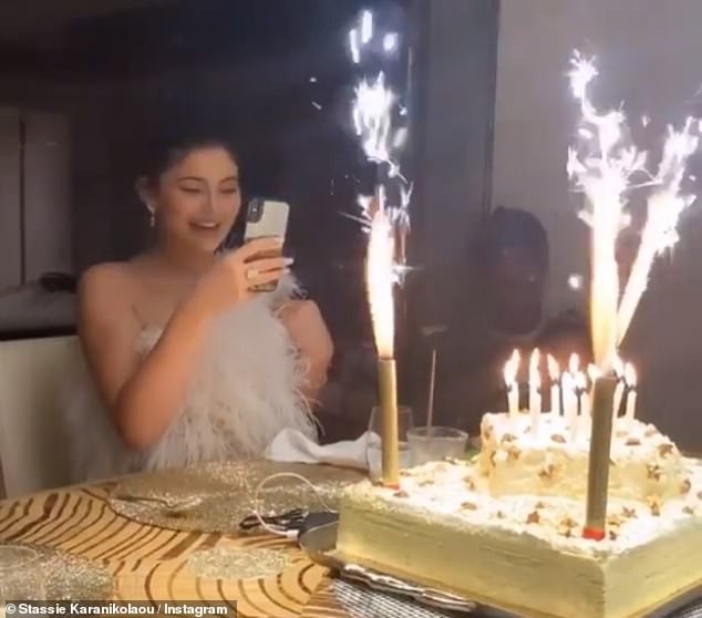 Cô út tỉ phú nhà Kardashian siêu nóng bỏng đón sinh nhật tuổi 22 - ảnh 6