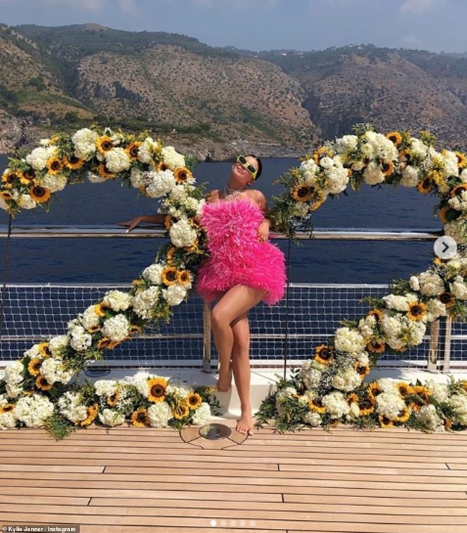Cô út tỉ phú nhà Kardashian siêu nóng bỏng đón sinh nhật tuổi 22 - ảnh 8