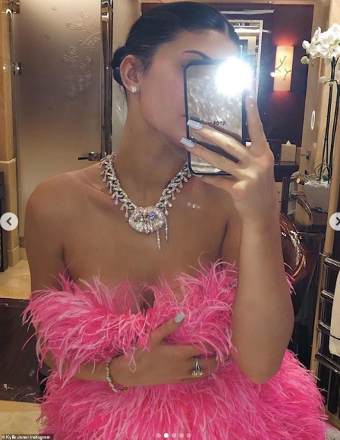 Cô út tỉ phú nhà Kardashian siêu nóng bỏng đón sinh nhật tuổi 22 - ảnh 9