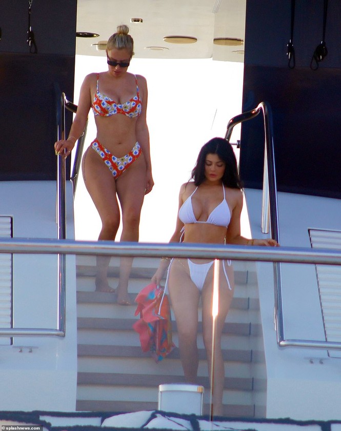 Cô út tỉ phú nhà Kardashian siêu nóng bỏng đón sinh nhật tuổi 22 - ảnh 14