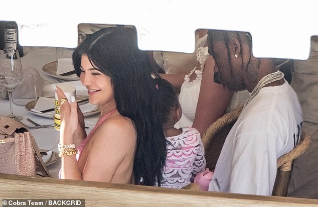 Cô út tỉ phú nhà Kardashian siêu nóng bỏng đón sinh nhật tuổi 22 - ảnh 13