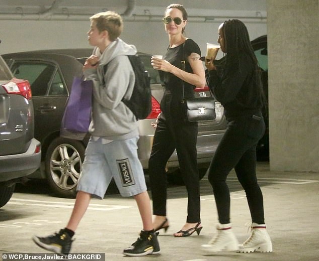 Angelina Jolie đưa con trai Maddox nhập trường đại học ở Hàn Quốc - ảnh 8