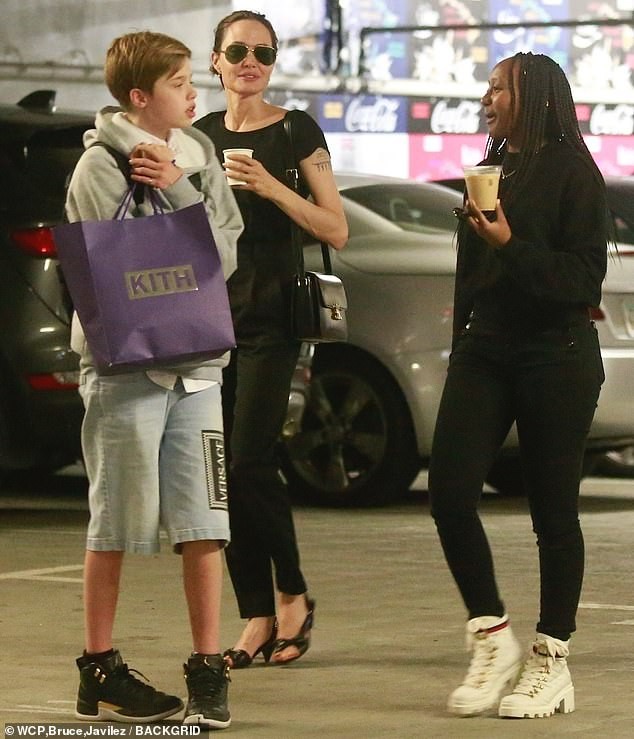 Angelina Jolie đưa con trai Maddox nhập trường đại học ở Hàn Quốc - ảnh 9