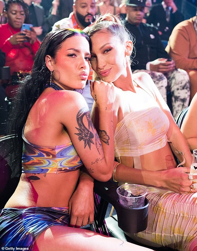 Chị em nhà Gigi Bella Hadid xinh như mộng, quyến rũ hút hồn - ảnh 14