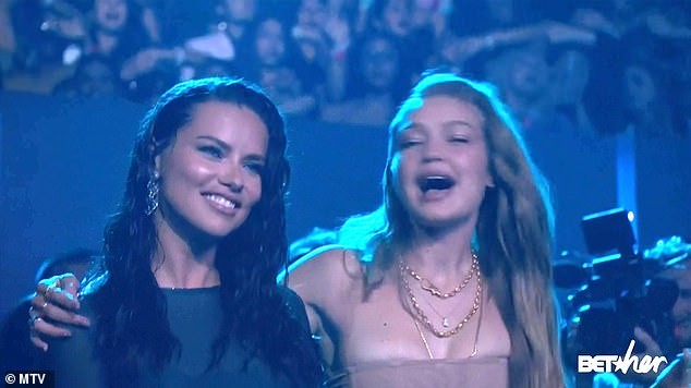 Chị em nhà Gigi Bella Hadid xinh như mộng, quyến rũ hút hồn - ảnh 11