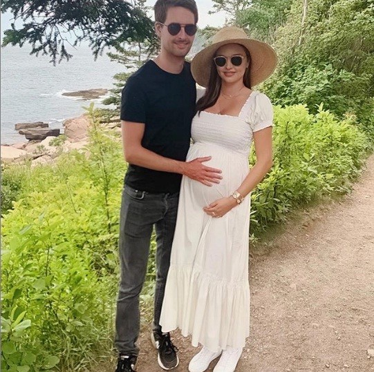 Bà bầu Miranda Kerr xinh đẹp quyến rũ, thân thiết với tình mới của chồng cũ - ảnh 4