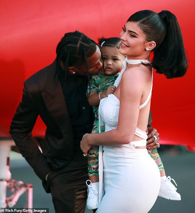 Tiểu thư tỉ phú nhà Kardashian dáng đẹp gợi tình bên bạn trai - ảnh 3