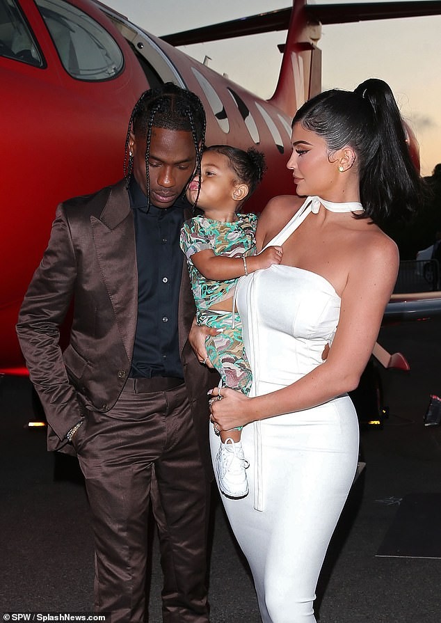 Tiểu thư tỉ phú nhà Kardashian dáng đẹp gợi tình bên bạn trai - ảnh 5