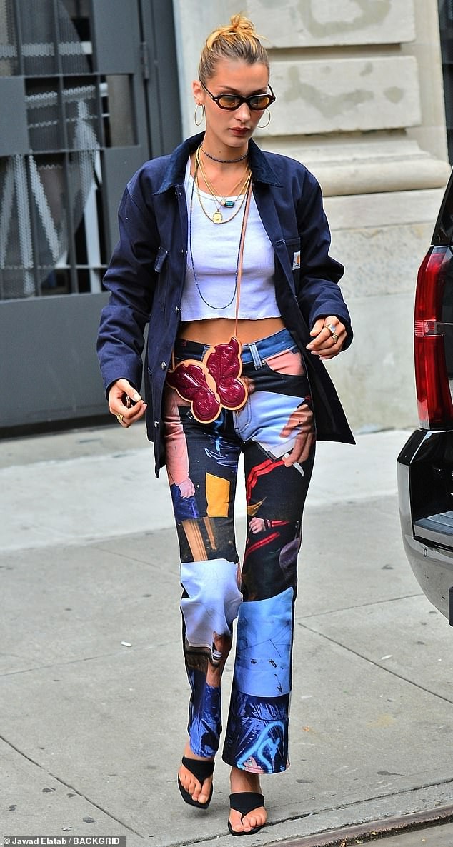 Bella Hadid nội y ren mỏng tang, chị gái Gigi Hadid mặc quần rách - ảnh 20