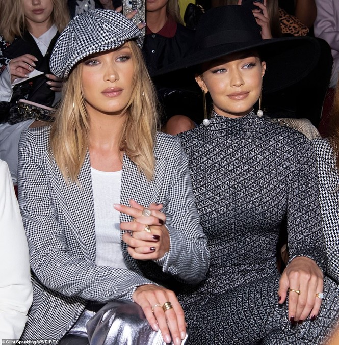 Bella Hadid nội y ren mỏng tang, chị gái Gigi Hadid mặc quần rách - ảnh 16
