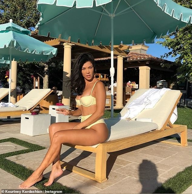 Chị cả nhà Kardashian diện bikini thả dáng bên bể bơi tại nhà như resort - ảnh 1