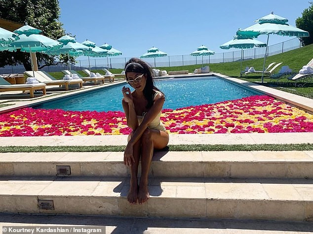 Chị cả nhà Kardashian diện bikini thả dáng bên bể bơi tại nhà như resort - ảnh 3