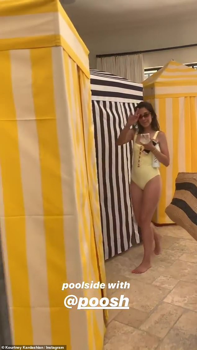 Chị cả nhà Kardashian diện bikini thả dáng bên bể bơi tại nhà như resort - ảnh 5