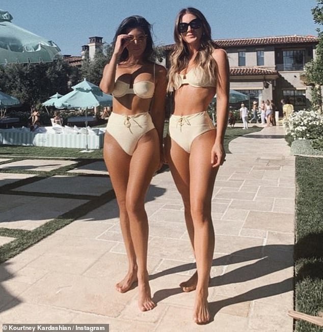 Chị cả nhà Kardashian diện bikini thả dáng bên bể bơi tại nhà như resort - ảnh 4