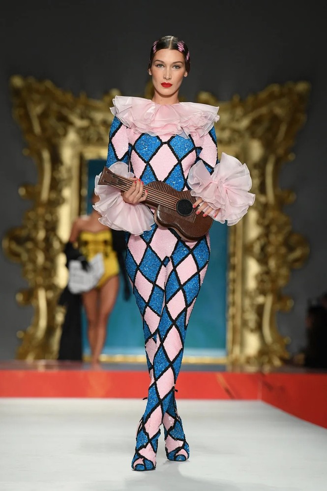 Siêu mẫu Nga Irina Shayk quyến rũ xuất thần trên sàn diễn Moschino - ảnh 17