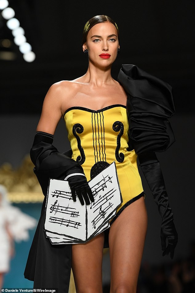Siêu mẫu Nga Irina Shayk quyến rũ xuất thần trên sàn diễn Moschino - ảnh 1