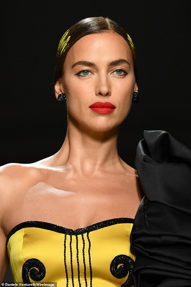 Siêu mẫu Nga Irina Shayk quyến rũ xuất thần trên sàn diễn Moschino - ảnh 2