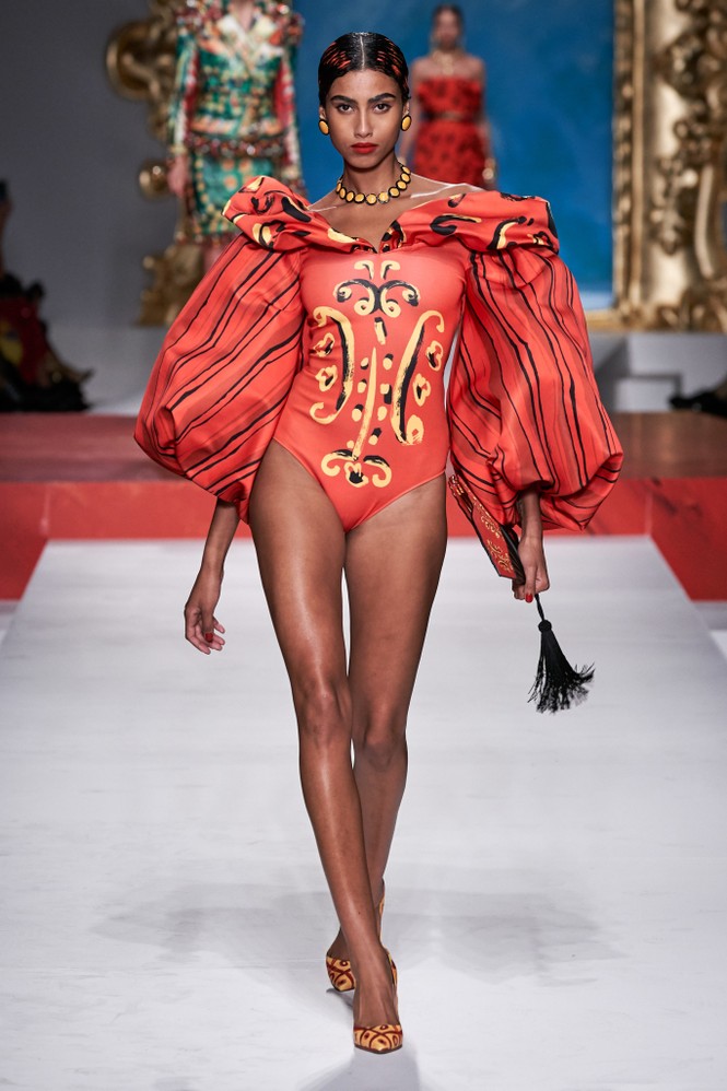 Siêu mẫu Nga Irina Shayk quyến rũ xuất thần trên sàn diễn Moschino - ảnh 21