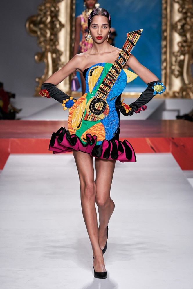 Siêu mẫu Nga Irina Shayk quyến rũ xuất thần trên sàn diễn Moschino - ảnh 26