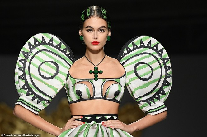 Siêu mẫu Nga Irina Shayk quyến rũ xuất thần trên sàn diễn Moschino - ảnh 7