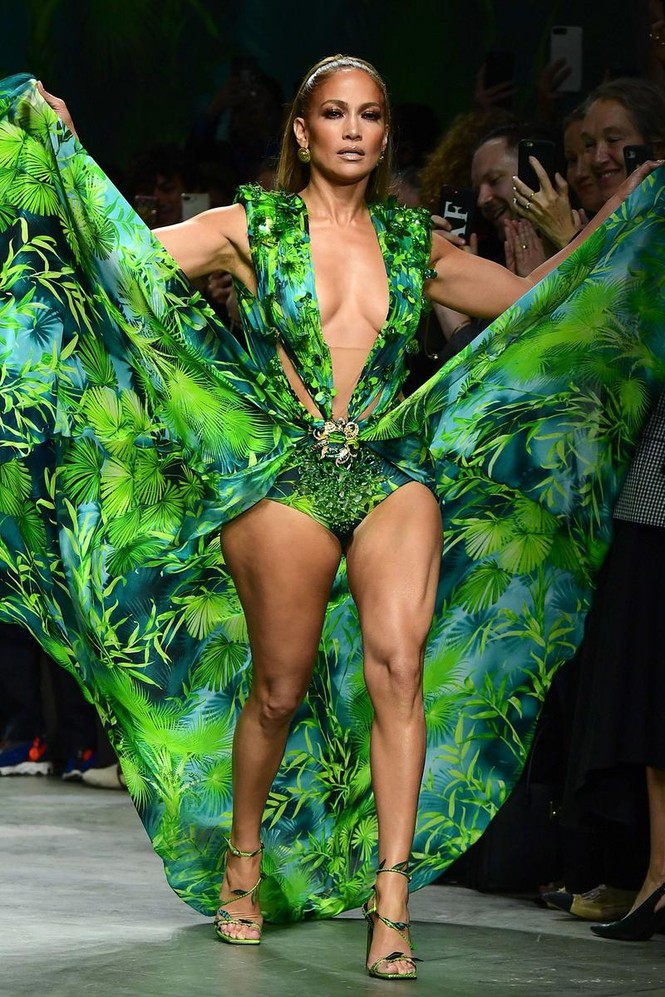 Jennifer Lopez nóng bỏng đến 'nghẹt thở' trên sàn diễn Versace - ảnh 5