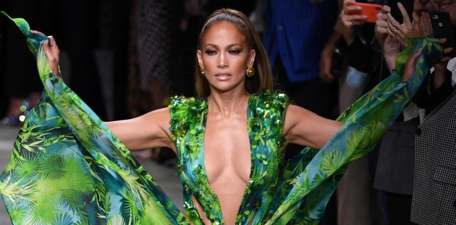 Jennifer Lopez nóng bỏng đến 'nghẹt thở' trên sàn diễn Versace - ảnh 7