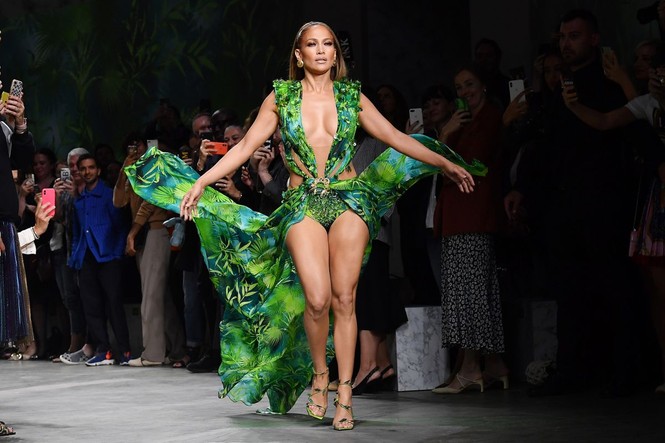 Jennifer Lopez nóng bỏng đến 'nghẹt thở' trên sàn diễn Versace - ảnh 8