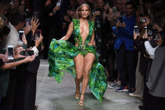 Jennifer Lopez nóng bỏng đến 'nghẹt thở' trên sàn diễn Versace - ảnh 11