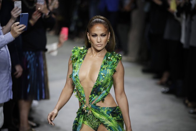 Jennifer Lopez nóng bỏng đến 'nghẹt thở' trên sàn diễn Versace - ảnh 10