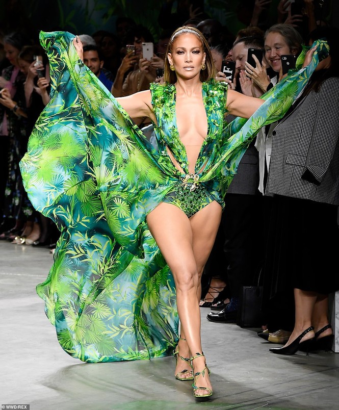 Jennifer Lopez nóng bỏng đến 'nghẹt thở' trên sàn diễn Versace - ảnh 4