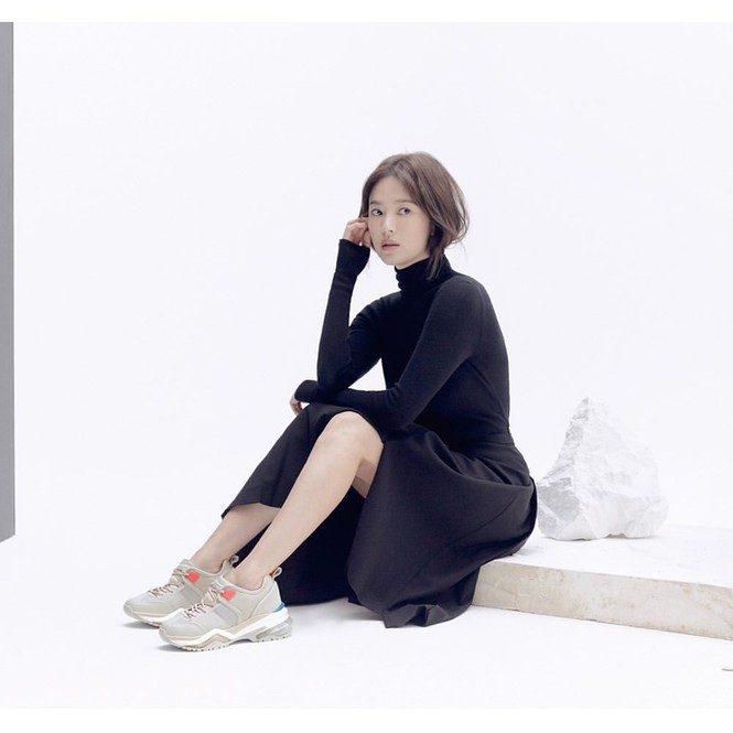 Song Hye Kyo lạnh lùng bí ẩn vẫn đẹp 'không góc chết' - ảnh 2