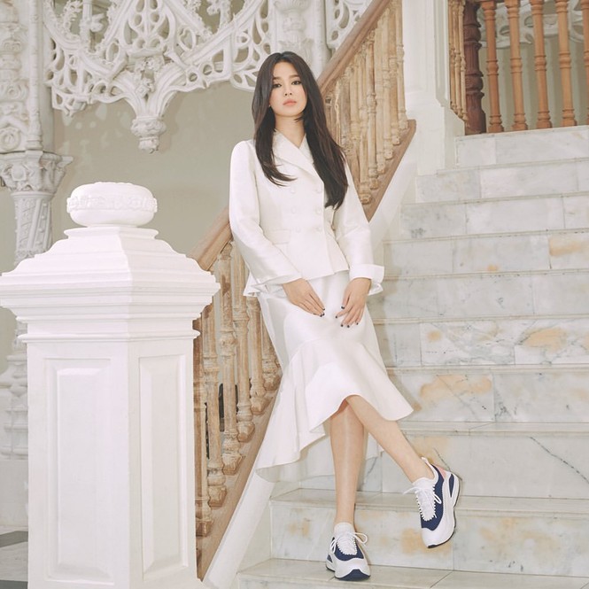 Song Hye Kyo lạnh lùng bí ẩn vẫn đẹp 'không góc chết' - ảnh 6